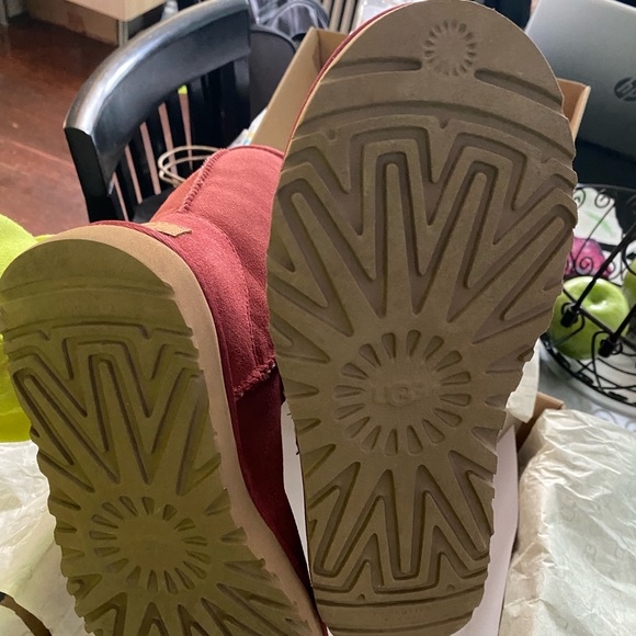 NWT Uggs red/maroon new in box w/ original packaging. - Picture 6 of 7